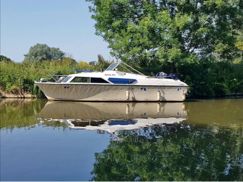 motorboat liveaboard