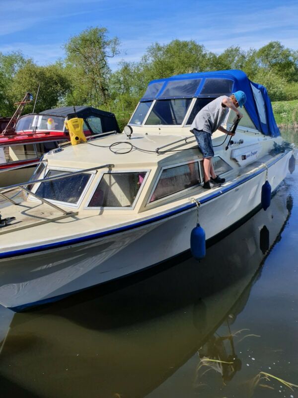 motorboat liveaboard