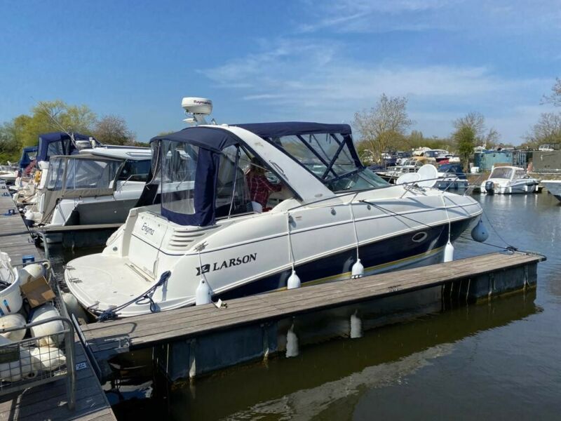 Larson Cabrio 310 Mid-Cabin Cruiser (2005) for sale from United Kingdom