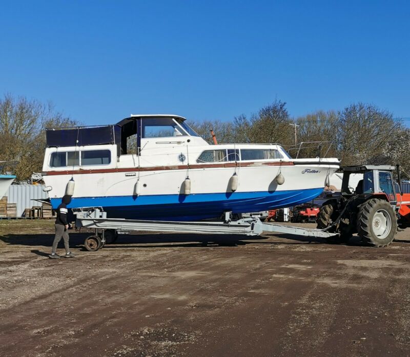 motorboat liveaboard